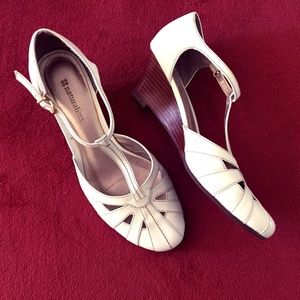 Naturalizer Sandals low-heel, closed toe EUC